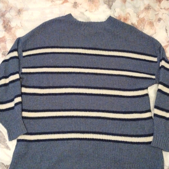 American Eagle Sweater - Picture 2 of 3